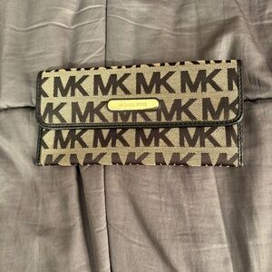 Michael Kors Signature wallet
